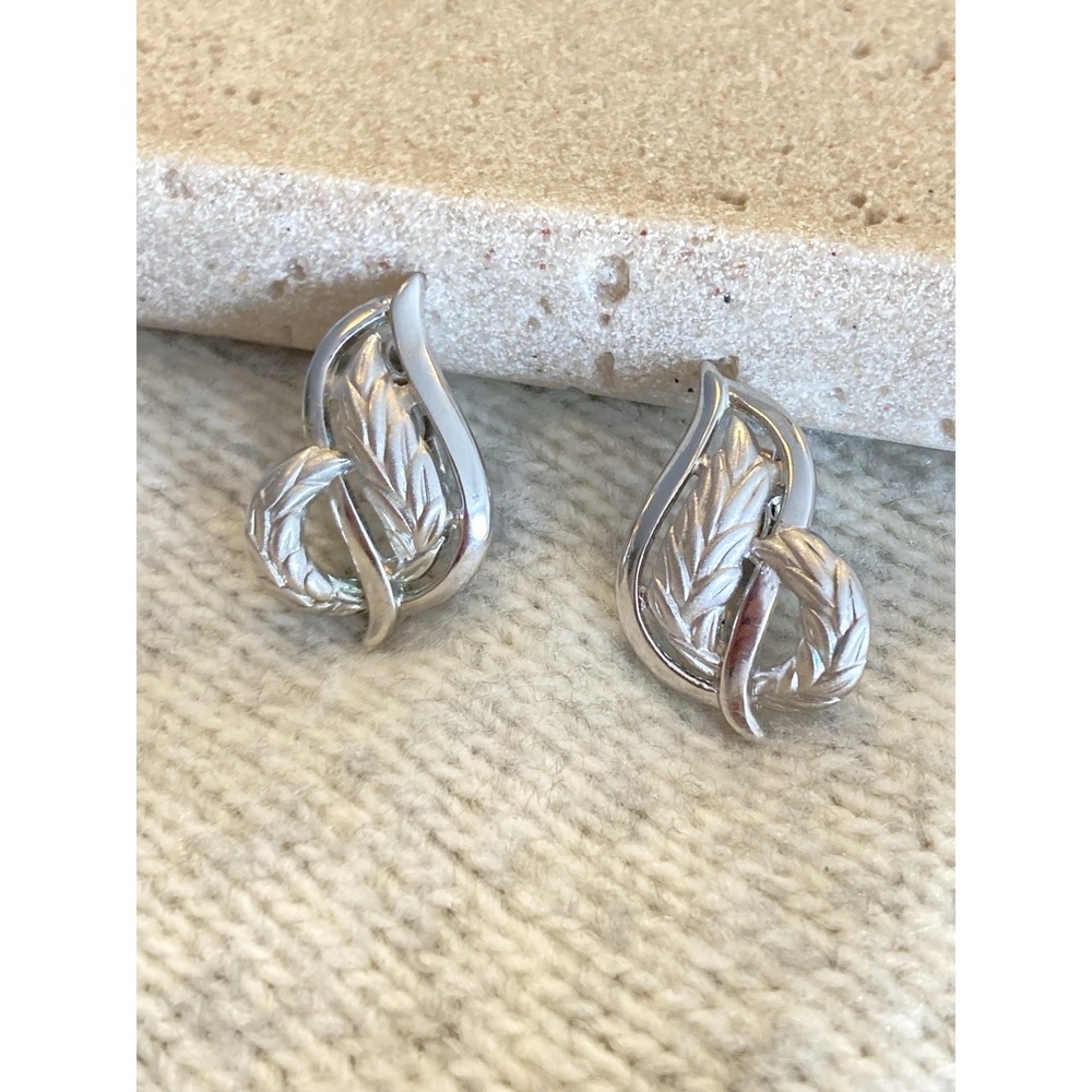 Vintage Trifari Silver Tone Leaf Clip‎ On Earrings Textured Botanical Signed